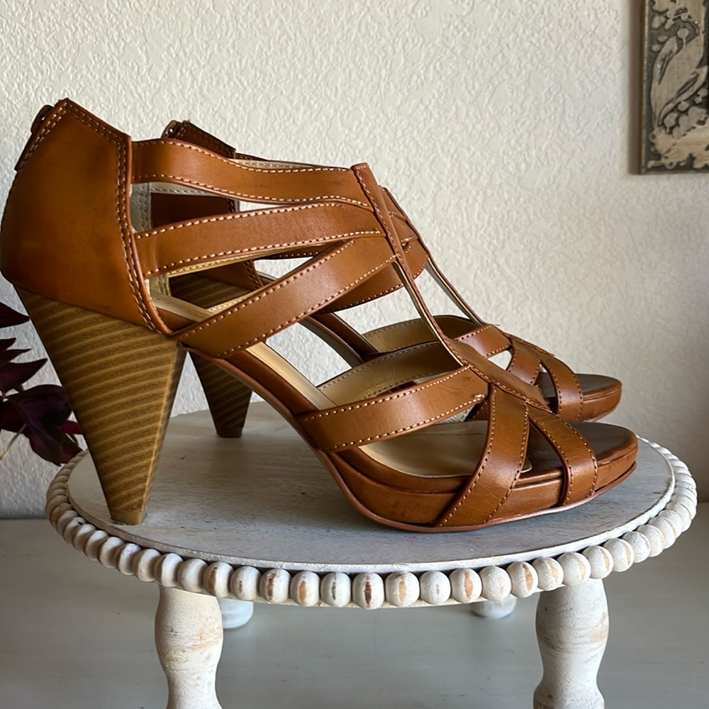 CL by Laundry Whitnee t-strap heel tan Size 10 EUC